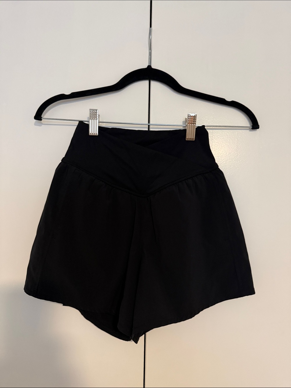 HALARA Black V-Waist Athletic Shorts with pockets
